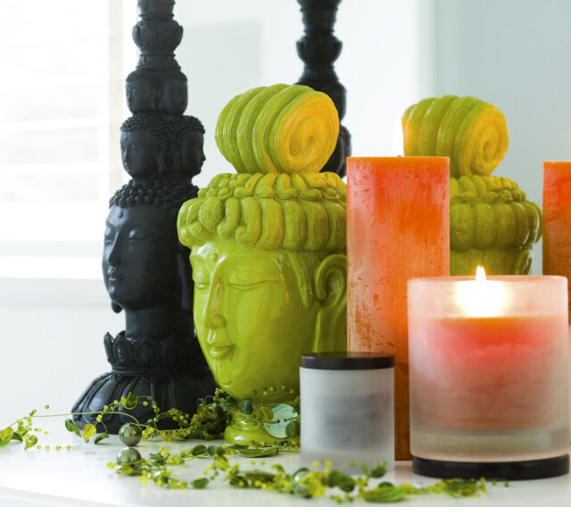 Statuen av Buddha (kr 195), sort stake til kubbelys (kr 245), duftlys (fra kr 100, alt fra Broste). Statuen av Buddha (kr 195), sort stake til kubbelys (kr 245), duftlys (fra kr 100, alt fra Broste).